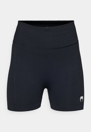 Sorte atletiske shorts med en glatt stoffkvalitet og mesh-sidepaneler. Har en bred midjeelastikk og en liten logo på underbenet.