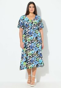 Květinové maxi šaty s výstřihem do V a krátkými volánkovými rukávy. Černý základ s modrými, zelenými a bílými květinami. Mají splývavou siluetu.