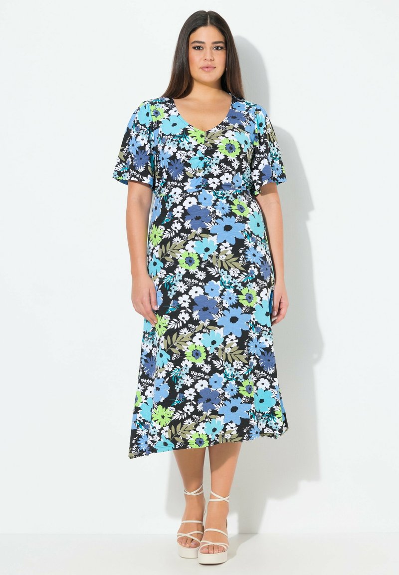 Květinové maxi šaty s výstřihem do V a krátkými volánkovými rukávy. Černý základ s modrými, zelenými a bílými květinami. Mají splývavou siluetu.