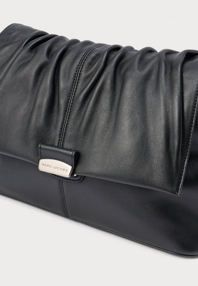 Sort læder clutch-taske med et rynket design, der har et metal logo-plade og glat tekstur. Lukkes med clasp og har diskrete syningsdetaljer.