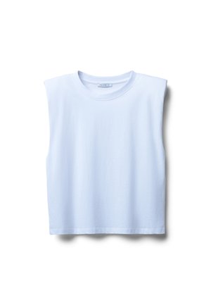 Haut sans manches blanc avec col rond, fabriqué en tissu coton lisse, présentant une coupe décontractée et un ourlet droit avec des détails de couture minimalistes.