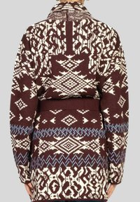 Maglione lavorato a maglia in marrone scuro e crema, con motivi geometrici e una banda orizzontale blu. Include un colletto e una cintura in vita.