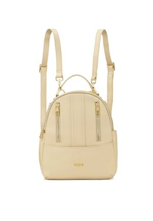 Beige Leder-Rucksack mit verstellbaren Trägern, einem oberen Griff, zwei vorderen Reißverschlusstaschen und einer glatten Textur. Akzente aus goldfarbenem Metall.