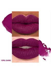 Dos juegos de labios mostrando un lápiz labial mate de color púrpura profundo. Textura suave con una saturación de color rica, acompañado de una muestra de lápiz labial.