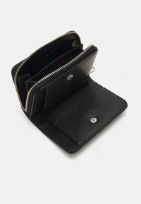 Calvin Klein Jeans SCULPTED ZIP AROUND DEBOSS - Lommebok - black