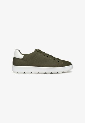 Zapatillas verde oliva con parte superior de tela texturizada, acentos de ante, suela de goma blanca y seis ojales para los cordones, con un diseño minimalista.