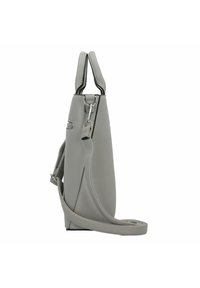 Sac en cuir gris au design épuré, doté d'une fermeture à glissière sur le dessus, d'une poche latérale et d'une bandoulière ajustable. Surface texturée avec un éclat subtil.