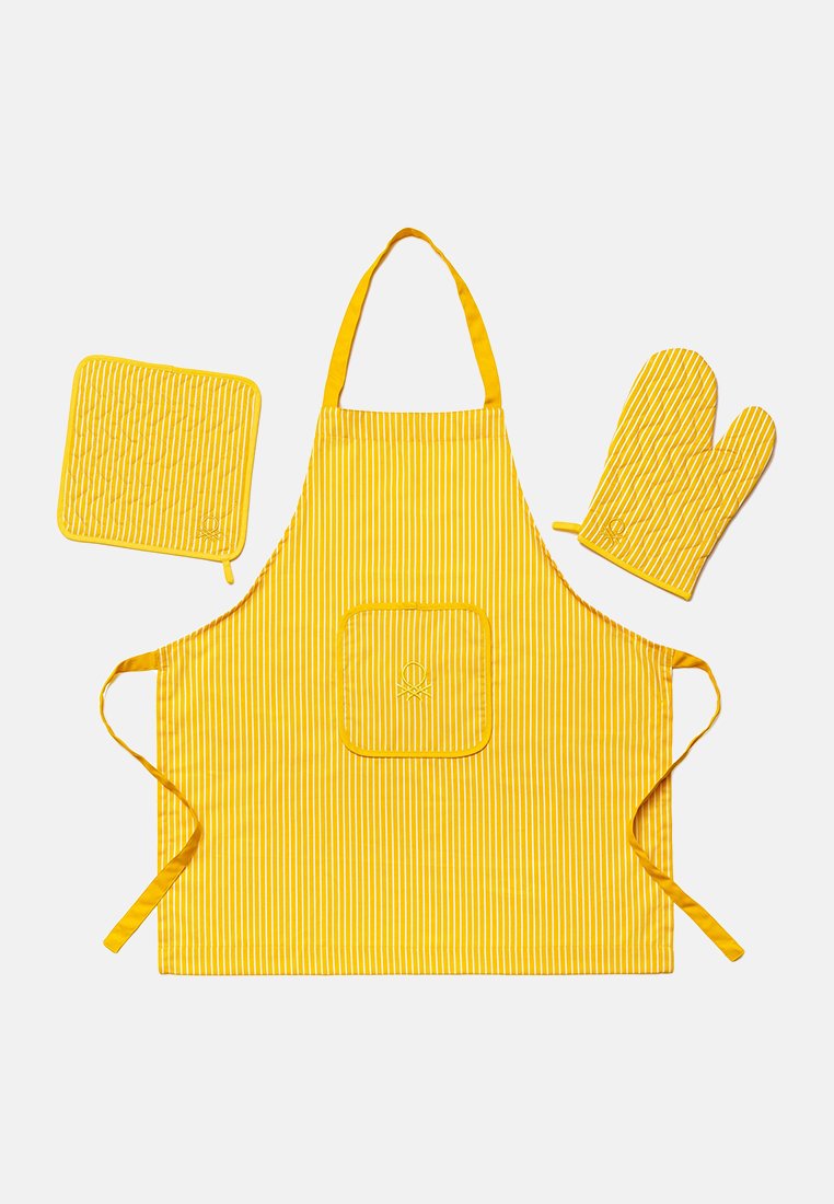 Tablier à rayures jaunes avec une poche centrale, gant de cuisine assorti et manique carrée, tous présentant un design en tissu texturé.