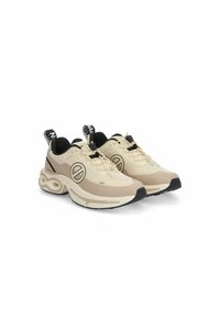 Beige sportieve schoenen met een gestructureerde bovenkant, zwarte accenten, een ronde zool en een kenmerkend rond logo aan de zijkant. Zwarte veters en een trekband inbegrepen.