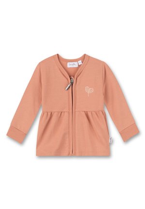 Cardigan rose clair avec fermeture éclair, poignets côtelés et taille froncée. Présente une broderie simple de feuille sur le côté gauche.