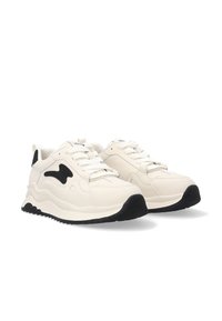 Sneaker mit einem cremefarbenen synthetischen Obermaterial, schwarzen Akzenten, dicker weißer Sohle und strukturiertem Gummiaußensohle. Verfügt über weiße Schnürsenkel und eine gepolsterte Zunge.