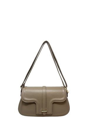 Borsa a spalla in pelle color talpa con patta pieghevole, cinturino centrale, fibbia dorata e doppia tracolla sottile regolabile.