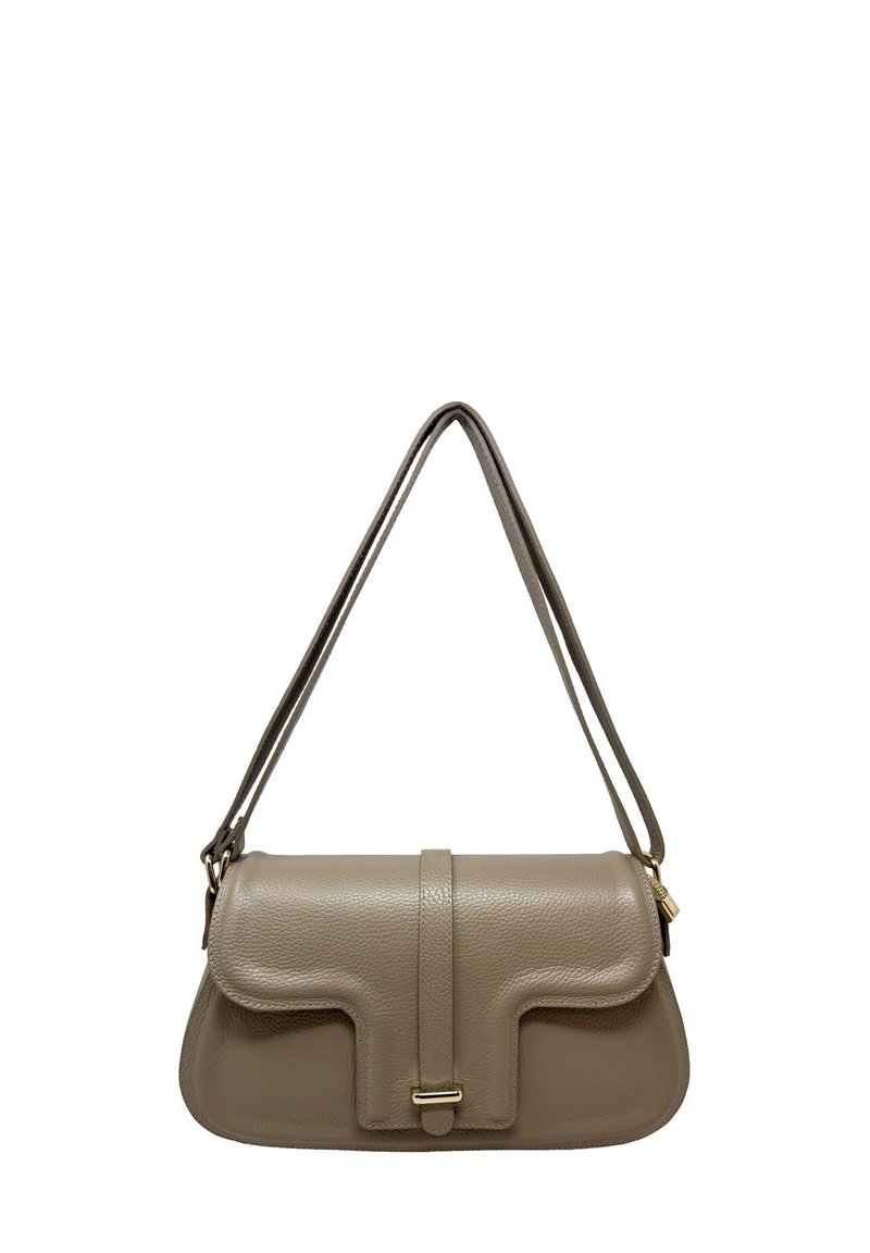 Borsa a spalla in pelle color talpa con patta pieghevole, cinturino centrale, fibbia dorata e doppia tracolla sottile regolabile.