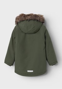 Chaqueta parka de color verde oliva con capucha forrada de pelo, puños elásticos y una franja reflectante en la parte posterior. Material suave y resistente a la intemperie.