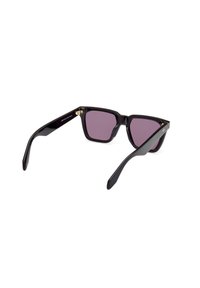 Ochelari de soare din plastic negru cu rame rectangulare, lentile colorate în violet și accente aurii pe temple. Textură netedă, design modern.