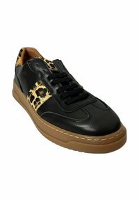 Zapatillas de cuero negro con acentos de estampado de leopardo, paneles laterales texturizados, cordones planos negros y suela de goma marrón claro.