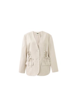 Beige op maat gemaakte blazer met V-hals, twee knopen aan de voorkant, veterdetails en klepzakken op een witte achtergrond.