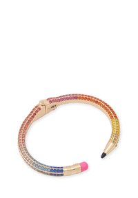 Pulsera de tono dorado con forma de lápiz, adornada con cristales multicolores, que cuenta con un extremo de borrador y una punta de lápiz.