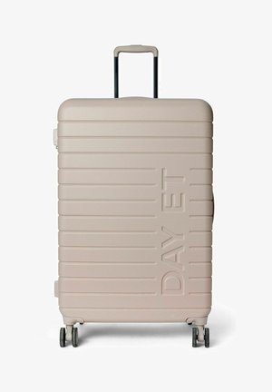 Valise rigide de couleur beige clair avec une finition texturée. Présente des rayures verticales et un logo "DAY ET" bien visible. Poignée extensible et roulettes.