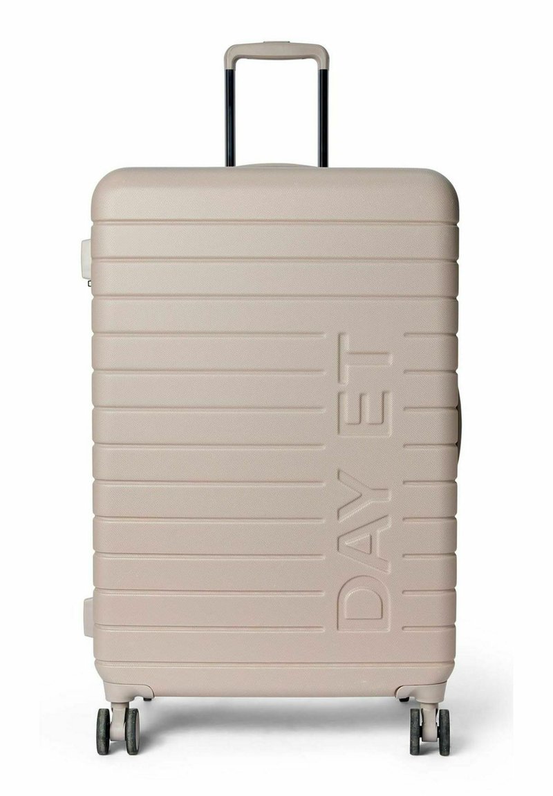 Valise rigide de couleur beige clair avec une finition texturée. Présente des rayures verticales et un logo "DAY ET" bien visible. Poignée extensible et roulettes.