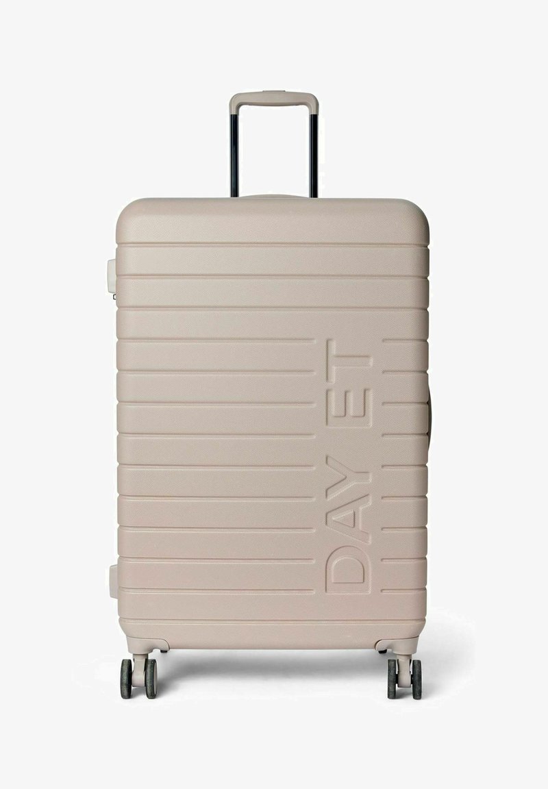 Valise rigide de couleur beige clair avec une finition texturée. Présente des rayures verticales et un logo "DAY ET" bien visible. Poignée extensible et roulettes.