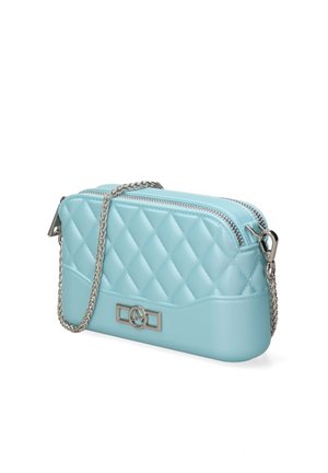 Gewatteerde lichtblauwe rechthoekige crossbodytas met zilveren ritssluiting en kettingriem, met een zilveren geometrisch logo aan de voorkant.