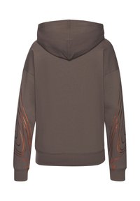 Kapuzensweatshirt aus braunem Stoff mit glatter Textur. Mit orangefarbenen abstrakten Mustern an den Ärmeln. Lockere Passform mit gerippten Bündchen.
