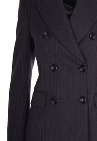 Blazer doppiopetto in tessuto a righe grigie scure, con bottoni neri, revers a punta e tasche laterali per un look su misura.