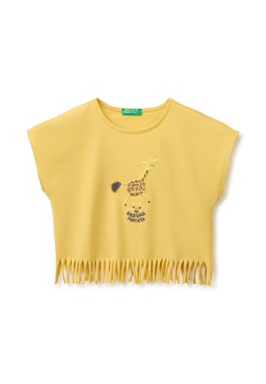 Maglietta gialla per bambini con collo rotondo, orlo con frange, giraffa ricamata e scritta "Hakuna Matata" sul davanti.