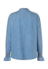 Hellblaues Denimhemd, lange Ärmel mit gesmokten Manschetten, abgerundeter Saum und gerafftem Hals. Glatte Textur mit subtiler Schattierung.
