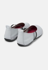 Ballet flats in pelle grigio chiaro con suola in gomma nera. Presentano una fascia elastica sul tallone e un design della punta arrotondato e liscio.