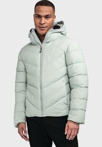 Hellegrüne Pufferjacke mit Kapuze, die mit einem Zickzack-gesteppten Muster, einem Reißverschluss und elastischen Bündchen für Wärme und Komfort ausgestattet ist.