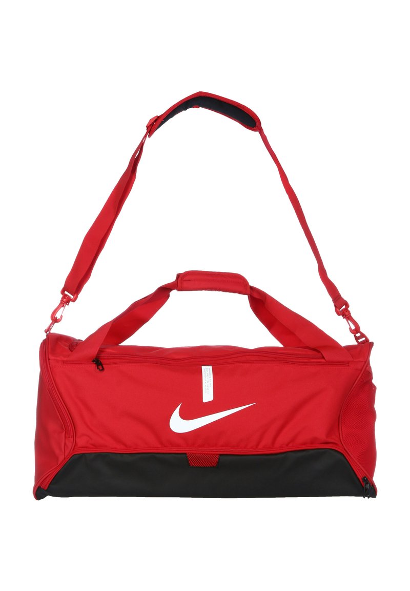Borsa duffel rossa con accenti neri, realizzata in tessuto resistente, con logo Nike bianco, manici doppi e tracolla regolabile.