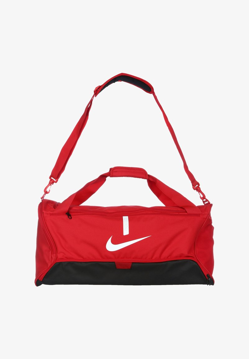 Borsa duffel rossa con accenti neri, realizzata in tessuto resistente, con logo Nike bianco, manici doppi e tracolla regolabile.