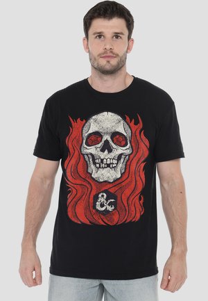 Schwarzes Baumwoll-T-Shirt mit grafischem Design eines Schädels mit roten Flammen, distressed Details und einem hexagonalen Logo am unteren Rand.