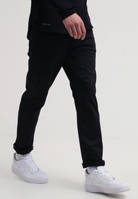 Nike SB Tygbyxor - black