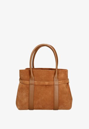 Borsa tote in camoscio marrone con manici e dettagli in pelle. Forma rettangolare con una texture liscia e dettaglio di cinghia orizzontale.