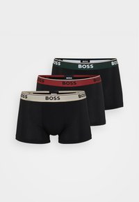 Trei perechi de boxer negri, cu talie elastică în nuanțe de bej, verde închis și roșu, având imprimate logo-ul „BOSS”. Fabricat din bumbac.