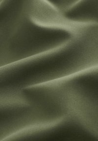 Maslinasto zeleni materijal s glatkom teksturom, s blagim naborima i mat završnom obradom, prikazuje svoj meki, tkan oblik.