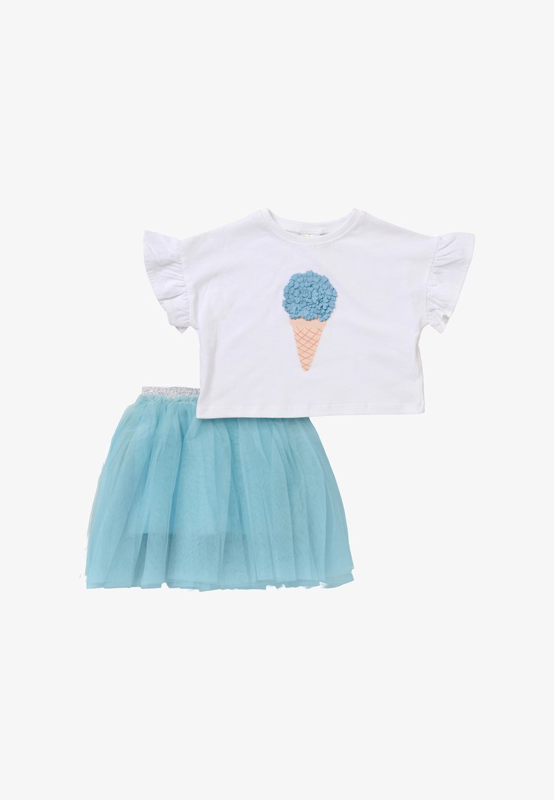 Haut blanc à manches courtes pour tout-petit avec motif de cône glacé floral bleu, associé à une jupe en tulle bleu clair avec ceinture pailletée.