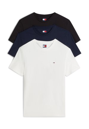 Sæt med tre enkle T-shirts med rund hals i sort, navyblå og hvid, hver med en lille logo på brystet.
