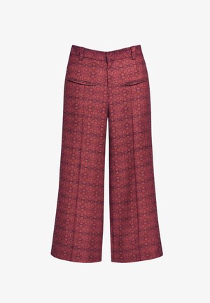 Pantalones de pierna ancha en una tela burdeos texturizada con un patrón floral, que cuentan con dos bolsillos traseros y pliegues frontales.