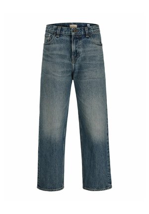 Jean bleu à jambe droite avec effet délavé, cinq poches, passants de ceinture et fermeture à bouton, posé à plat sur fond blanc.