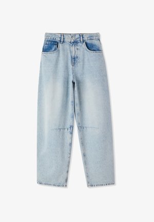 Jeans in denim azzurro chiaro a vita alta con gamba dritta, tasche frontali, passanti per cintura e dettagli sbiaditi intorno alla vita e alle ginocchia.