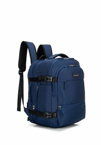 Námořnická modrá batoh vyrobený z odolné tkaniny, s několika zipovými kapsami, nastavitelné popruhy a polstrovanou rukojetí pro pohodlí.