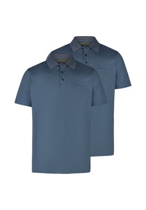 Zwei blaue Poloshirts mit kurzen Ärmeln, Kragen, Drei-Knopf-Leiste und Brusttaschen, vor weißem Hintergrund präsentiert.