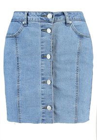 Jupe en denim bleu clair avec une silhouette ajustée, des fermetures à boutons sur le devant et deux poches latérales. Le tissu présente une finition lisse et un style classique.