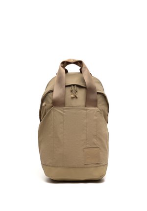 Beiger Rucksack mit zwei breiten Schulterriemen, einem oberen Griff mit Druckknopf, einer vorderen Reißverschlusstasche und einem angenähten Logopatch unten rechts.