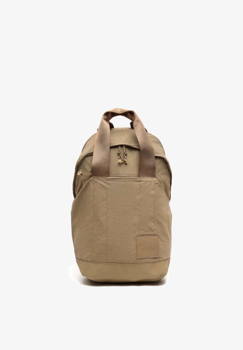 Béžový batoh s dvoma širokými popruhmi na ramená, hornou rúčkou s drukom, predným vreckom so zipsom a prišitou nášivkou s logom v pravom dolnom rohu.