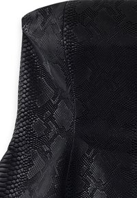 Melnā mākslīgā čūsku ādas tekstūra ar glancētām zvīņām un sīki izstrādātu rakstu gludā, izliekta virsmā.